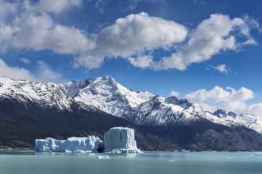 Buzdağları Lago Argentino gölünün Patagonia, Arjantin üzerinde