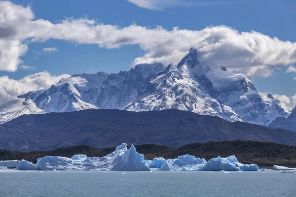 Buzdağları Lago Argentino gölünün Patagonia, Arjantin üzerinde — Stok fotoğraf
