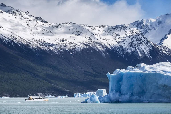 Ijsbergen op Lake Argentino, Patagonia, Argentinië — Stockfoto