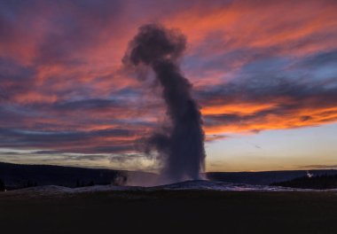Eski sadık Şofben Erüpsiyonu Yellowstone Milli Parkı'nda güneş