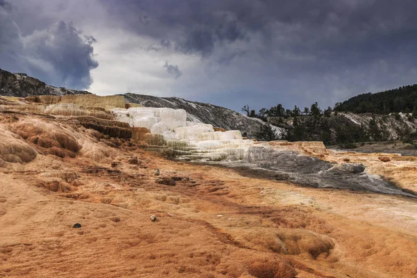 Mamut hot springs, yellowstone Milli Parkı, wyoming, ABD — Stok fotoğraf