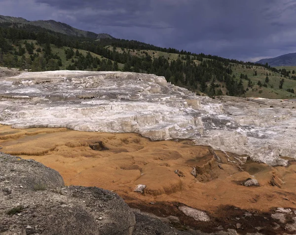 Mamuta gorących źródeł, yellowstone national park, wyoming, Stany Zjednoczone Ameryki — Zdjęcie stockowe