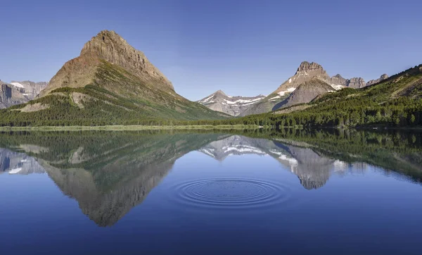 Lago Swiftcurrent, Parque Nacional Glacien, Montana, EE.UU. — Foto de Stock