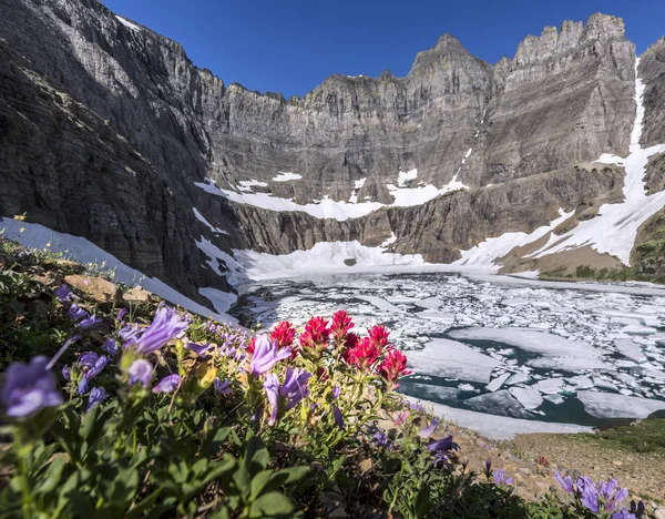 Παγόβουνο στη λίμνη, παγετώνας εθνικό πάρκο, Μοντάνα, ΗΠΑ — Φωτογραφία Αρχείου