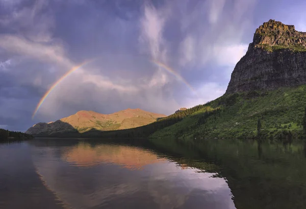 Dwa jeziora medycyny, Park Narodowy Glacien, Montana, Stany Zjednoczone Ameryki — Zdjęcie stockowe