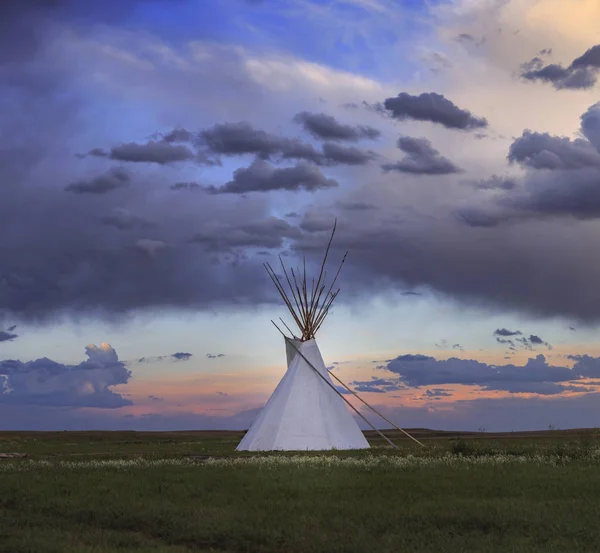 Indián wigwam naplementekor — Stock Fotó