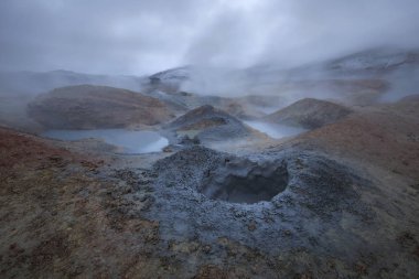 Geysers ve fumaroles Sol de Manana gündoğumu, Altiplano, Boliv