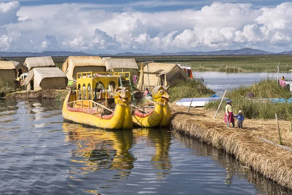 Isla flotante de Uros, lago Titicaca, Perú —  Fotos de Stock