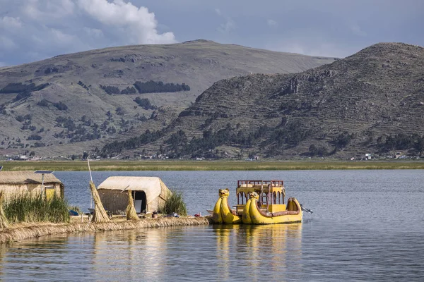 乌鲁斯人浮动海岛, 的的喀喀湖湖, 秘鲁 — 图库照片