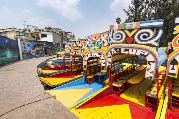 Xochimilco, Mexiko - 20 maj 2017: Färgglada mexikanska båtar på Xo — Stockfoto