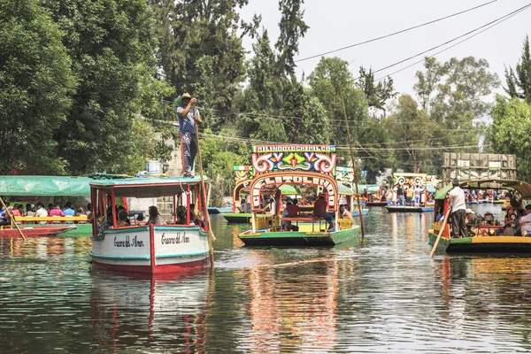 XOCHIMILCO, MESSICO - 20 MAGGIO 2017: Barche messicane colorate a Xo — Foto Stock