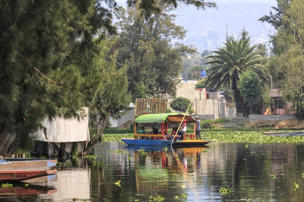 XOCHIMILCO, MESSICO - 20 MAGGIO 2017: Barche messicane colorate a Xo — Foto Stock