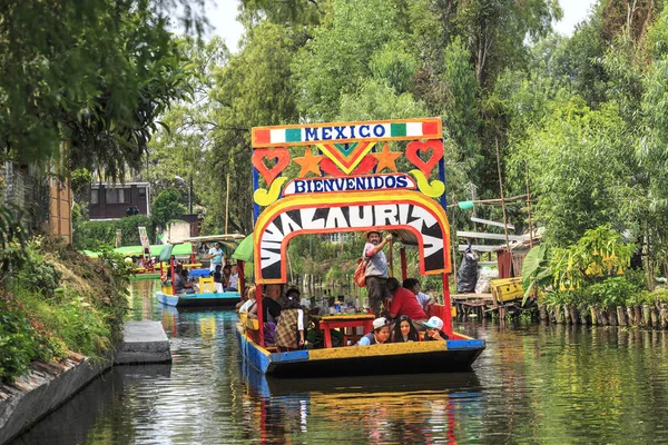 XOCHIMILCO, MÉXICO - 20 DE MAYO DE 2017: Coloridos barcos mexicanos en Xo — Foto de Stock