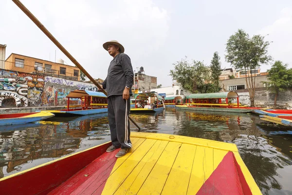 XOCHIMILCO, MEXICO - MAY 20, 2017: Colourful Mexican boats at Xo — Stock Photo, Image