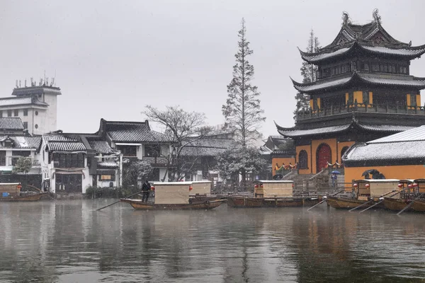 Chute de neige dans une ancienne ville chinoise Zhujiajiao — Photo