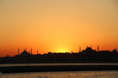 Türkiye, İstanbul, günbatımı, deniz, Sultan Ahmet Camii ve Ayasofya Camii ufuk çizgisi.