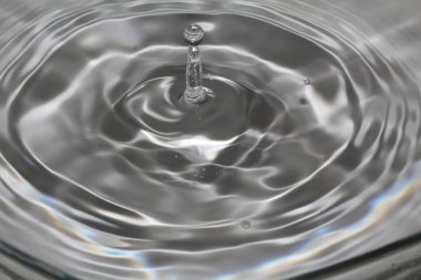 Suyla uyum içinde bir damlanın dansı.