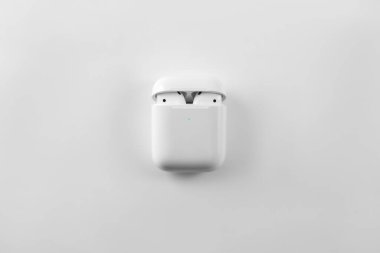 Hava kapsülleri. Kablosuz şarj davasıyla. Yeni hava araçları 2019 siyah arka planda. Hava podları. Boşluğu kopyala 