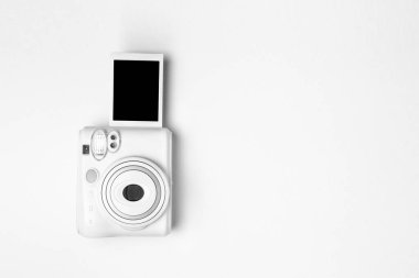 Modern polaroid fotoğraf makinesi, beyaz tahta arka plan. Üst manzara, yumuşak minimum düz konum kompozisyonu. moda blogcusu, güzellik teknolojisi