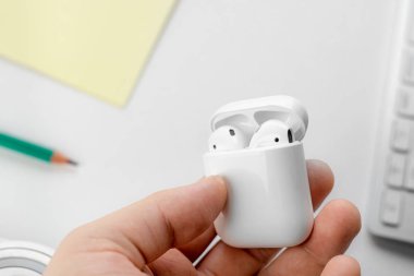 Hava kapsülleri. Kablosuz şarj davasıyla. Yeni hava araçları 2019 beyaz masada. Hava podları