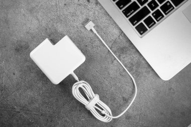 MagSafe 2. Apple Power Adapter dizüstü bilgisayar şarj cihazı. MacBook klavyesi metal bir arkaplan