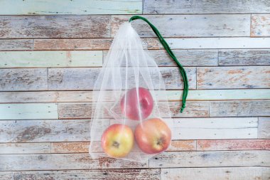 Portakallı eko çanta. Çevre dostu materyaller kavramı. Kapatın. Uzayı kopyala turkuaz ahşap arka plan