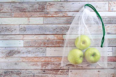 Yeşil elmalı eko çanta. Çevre dostu materyaller kavramı. Kapatın. Uzayı kopyala hafif tahta arkaplan