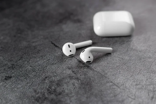 Luftkuddar Med Trådlös Laddning Fall Nya Airpods Skrapa Metall Bakgrund — Stockfoto