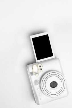 Modern polaroid kamera, beyaz arka plan. Üst manzara, yumuşak minimum düz konum kompozisyonu. moda blogcusu, güzellik teknolojisi