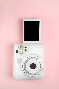 Modern polaroid kamera, pembe arka plan. Üst manzara, yumuşak minimum düz konum kompozisyonu. moda blogcusu, güzellik teknolojisi