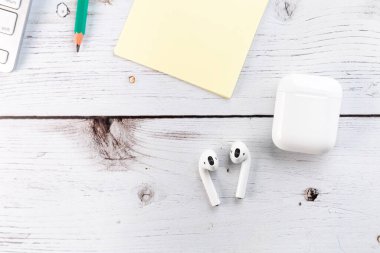 Ofis aksesuarları olan üst görünüm ofis masaüstü, iş nesneleri olan masaüstü. Hava kapsülleri. MacBook, Polaroid, çerçeve, iMac, not. kopyalama alanı. Düz yol. tahta arkaplan