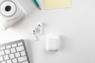 Ofis aksesuarları olan üst görünüm ofis masaüstü, iş nesneleri olan masaüstü. Hava kapsülleri. MacBook, Polaroid, çerçeve, iMac, not. kopyalama alanı. Düz yol. tahta arkaplan