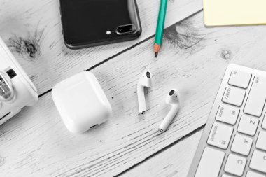 Ofis aksesuarları olan üst görünüm ofis masaüstü, iş nesneleri olan masaüstü. Hava kapsülleri. MacBook, Polaroid, çerçeve, iMac, not. kopyalama alanı. Düz yol. tahta arkaplan