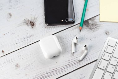 Ofis aksesuarları olan üst görünüm ofis masaüstü, iş nesneleri olan masaüstü. Hava kapsülleri. iPhone notu. kopyalama alanı. Düz yol. tahta arkaplan