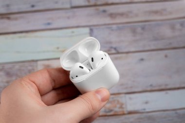 Hava kapsülleri. Kablosuz şarj davasıyla. Arka planda yeni hava araçları 2019. Hava podları.