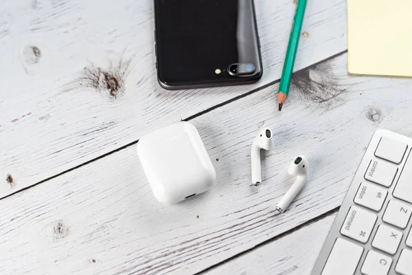 Ofis aksesuarları olan üst görünüm ofis masaüstü, iş nesneleri olan masaüstü. Hava kapsülleri. iPhone notu. kopyalama alanı. Düz yol. tahta arkaplan