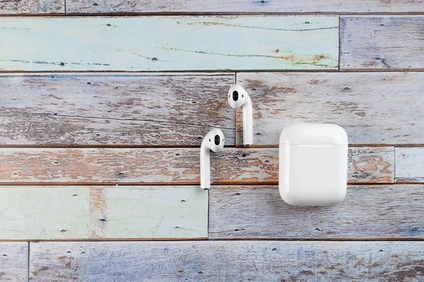 Légkompok Vezeték Nélküli Töltőtokkal Airpods 2019 Fehér Háttérrel Légpárnák — Stock Fotó