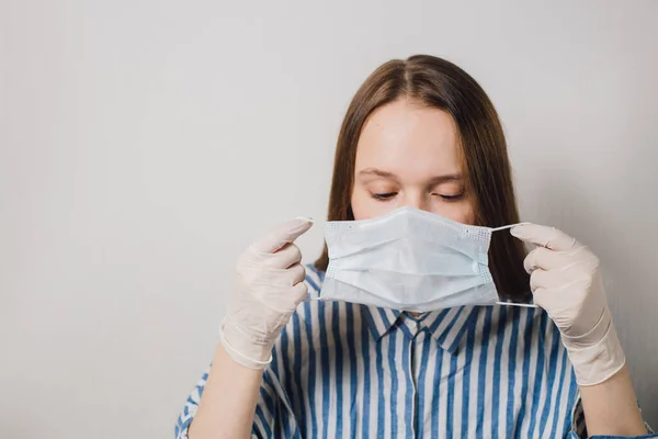 Chica Pone Una Máscara Médica Sobre Fondo Blanco Corona Virus — Foto de Stock