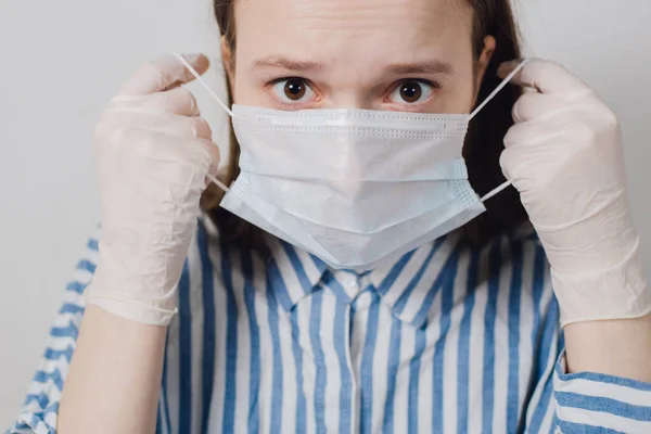 Chica Pone Una Máscara Médica Sobre Fondo Blanco Corona Virus — Foto de Stock