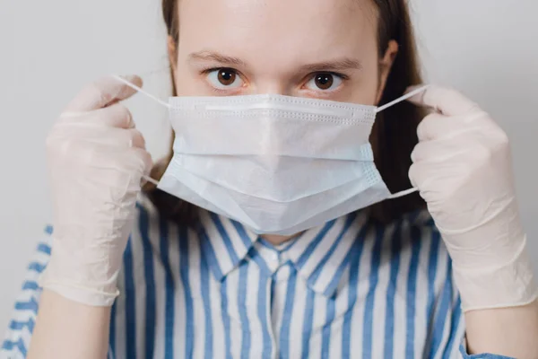 Chica Pone Una Máscara Médica Sobre Fondo Blanco Corona Virus — Foto de Stock