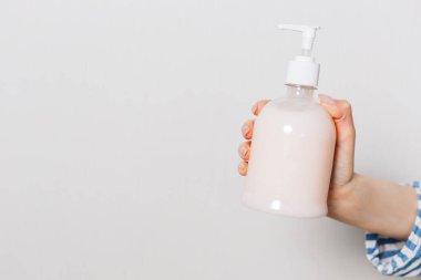 Kızın ellerinde tıbbi bir maske var. Corona virüsünün önlenmesi. Biyolojik koruyucu salgın virüsü salgını bilim adamı. COVID-19