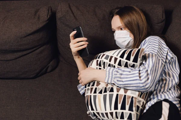 Chica Cuarentena Leer Noticias Teléfono Inteligente Mientras Está Acostado Sofá — Foto de Stock