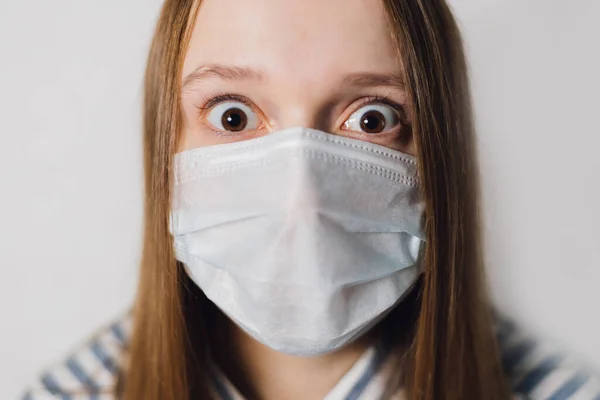 Mirada Asustada Una Chica Con Una Máscara Médica Cuarentena Prevención — Foto de Stock