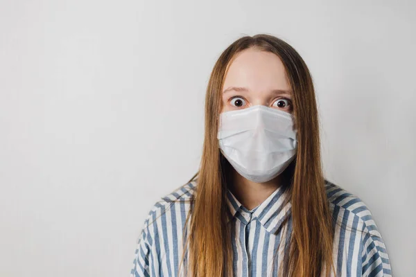 Ragazza Indossa Una Maschera Medica Uno Sfondo Bianco Prevenzione Del — Foto Stock