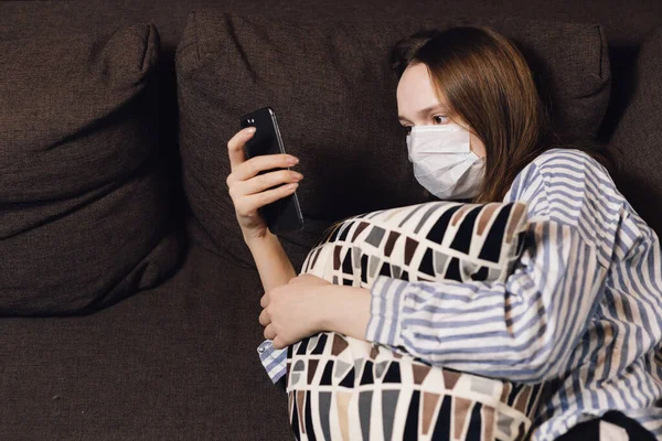 Chica Cuarentena Leer Noticias Teléfono Inteligente Mientras Está Acostado Sofá — Foto de Stock