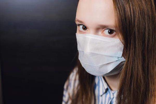 Mirada Asustada Una Chica Con Una Máscara Médica Cuarentena Prevención — Foto de Stock
