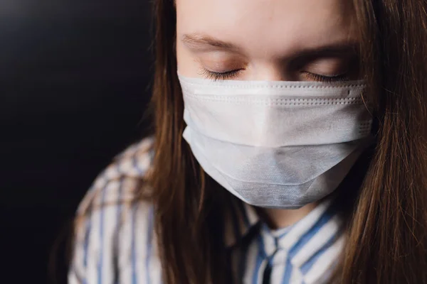 Mirada Asustada Una Chica Con Una Máscara Médica Cuarentena Prevención — Foto de Stock