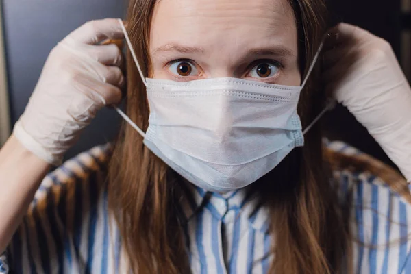 Chica Pone Una Máscara Médica Sobre Fondo Blanco Corona Virus — Foto de Stock