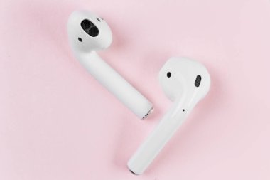 Hava kapsülleri. Kablosuz şarj davasıyla. Pembe arka planda yeni hava araçları 2019. Hava podları. makro