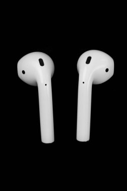 Hava kapsülleri. Kablosuz şarj davasıyla. Yeni hava araçları 2019 siyah arka planda. Hava podları. Boşluğu kopyala